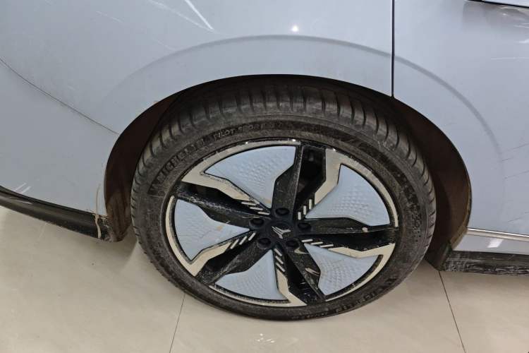 Used VOYAH PASSION 2023 Four-Wheel Drive Flagship Edition Right Rear Wheel Hub