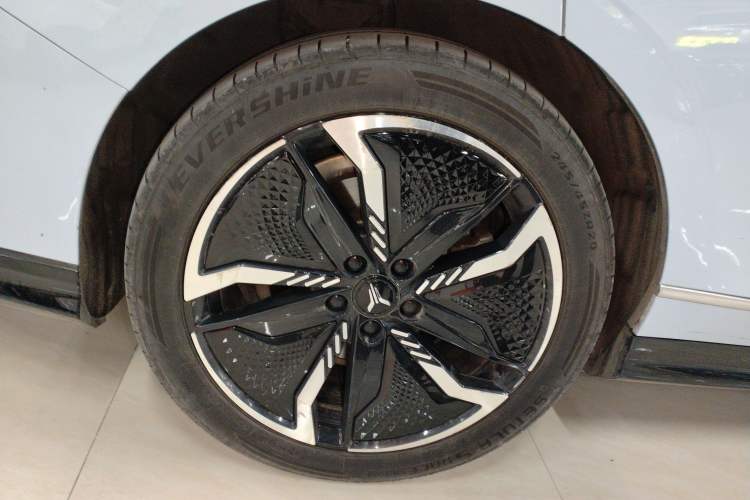 Used VOYAH PASSION 2023 Four-Wheel Drive Flagship Edition Right Rear Wheel Hub