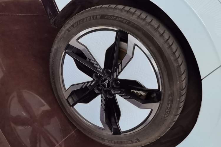 Used VOYAH PASSION 2023 Four-Wheel Drive Flagship Edition Right Rear Wheel Hub