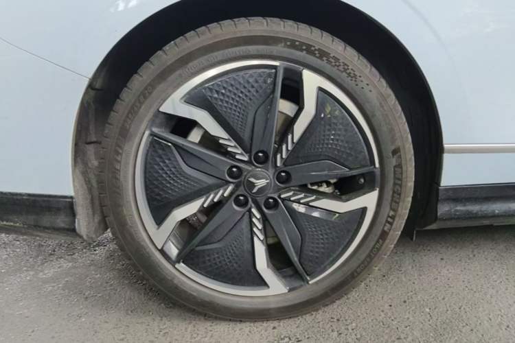 Used VOYAH PASSION 2023 Four-Wheel Drive Standard Edition Right Rear Wheel Hub
