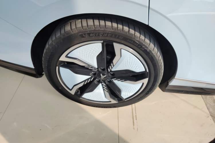 Used VOYAH PASSION 2023 Four-Wheel Drive Long-Range Version Right Rear Wheel Hub