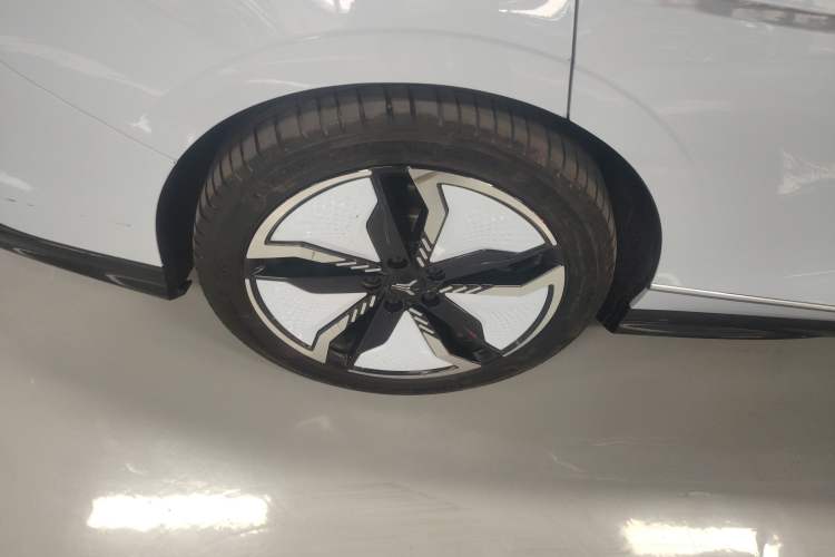 Used VOYAH PASSION 2023 Four-Wheel Drive Flagship Edition Right Rear Wheel Hub