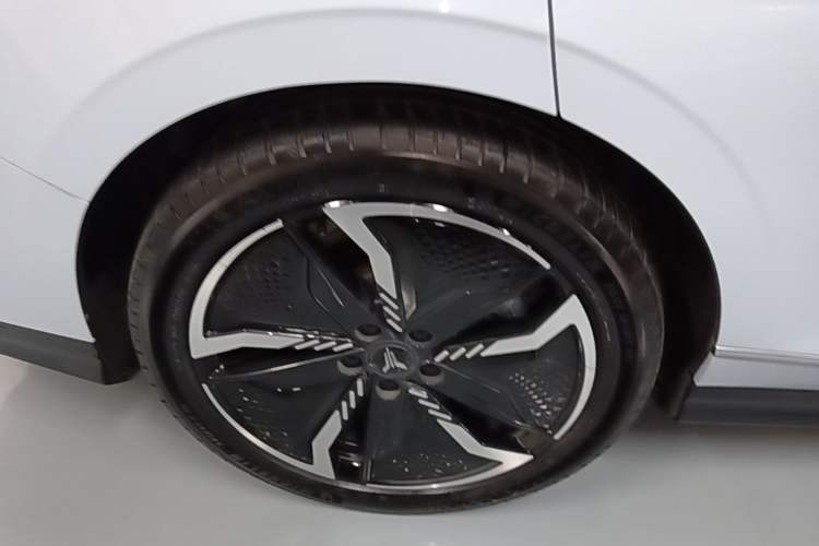 Used VOYAH PASSION 2023 Four-Wheel Drive Standard Edition Right Rear Wheel Hub