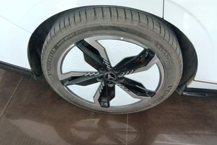 Used VOYAH PASSION 2023 Four-Wheel Drive Flagship Edition Right Rear Wheel Hub
