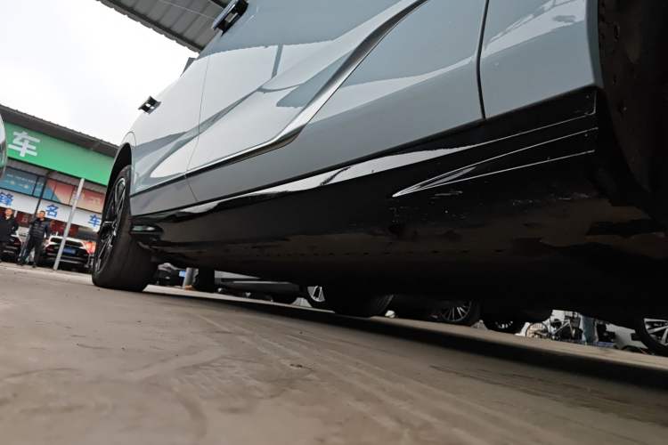 Used VOYAH PASSION 2023 Four-Wheel Drive Flagship Edition Right Side Sill
