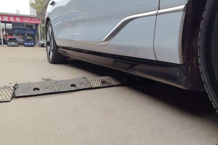 Used VOYAH PASSION 2023 Four-Wheel Drive Flagship Edition Right Side Sill