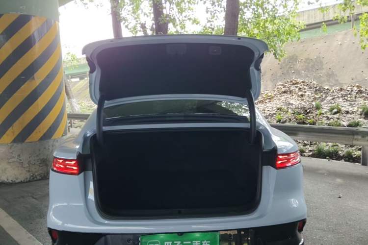 Used VOYAH PASSION 2023 Four-Wheel Drive Standard Edition Trunk