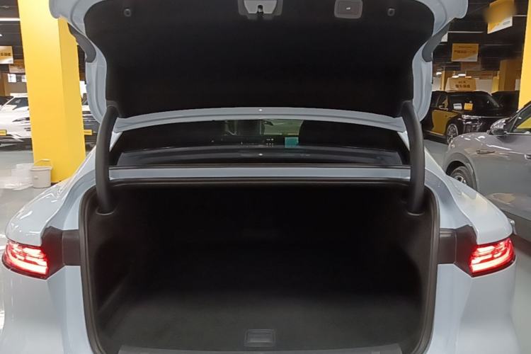Used VOYAH PASSION 2023 Four-Wheel Drive Standard Edition Trunk