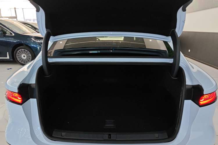 Used VOYAH PASSION 2023 Four-Wheel Drive Flagship Edition Trunk