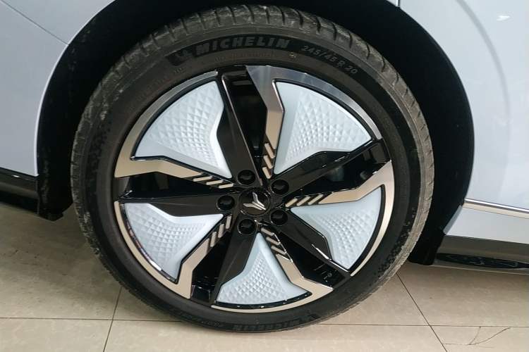 Used VOYAH PASSION 2023 Four-Wheel Drive Long-Range Version Exterior 8