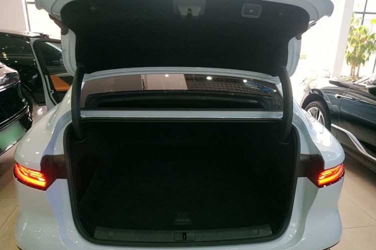 Used VOYAH PASSION 2023 Four-Wheel Drive Long-Range Version Trunk