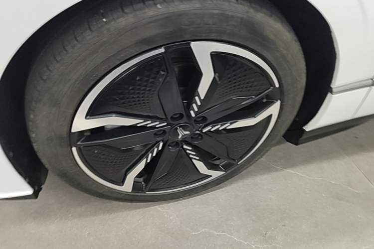 Used VOYAH PASSION 2023 Four-Wheel Drive Long-Range Version Left Front Wheel Hub
