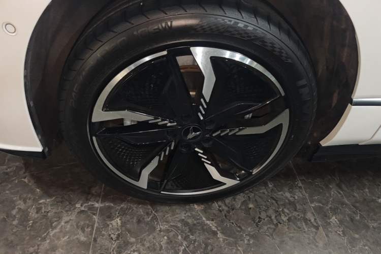 Used VOYAH PASSION 2023 Four-Wheel Drive Standard Edition Left Front Wheel Hub
