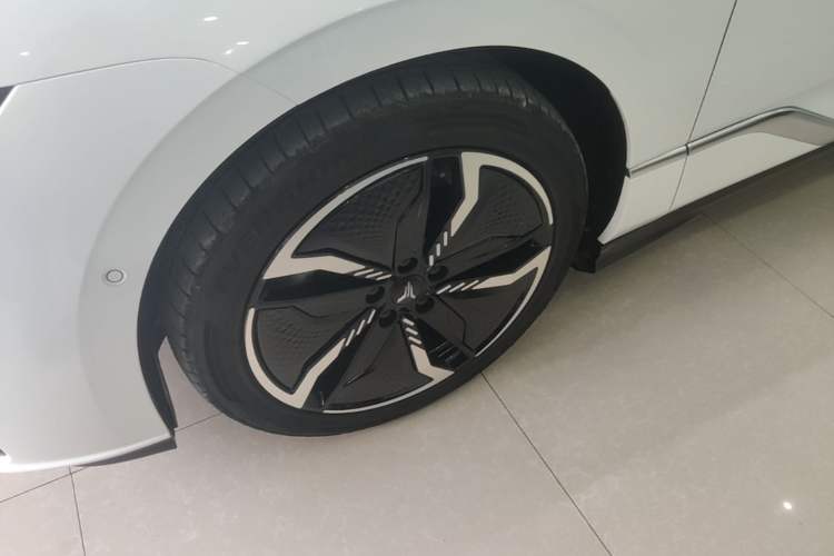 Used VOYAH PASSION 2023 Four-Wheel Drive Flagship Edition Left Front Wheel Hub