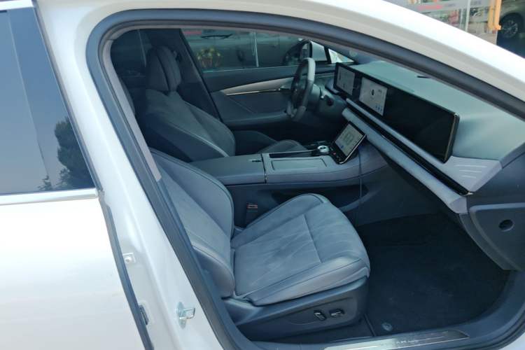 Used VOYAH PASSION 2023 Four-Wheel Drive Long-Range Version Right Front Seat