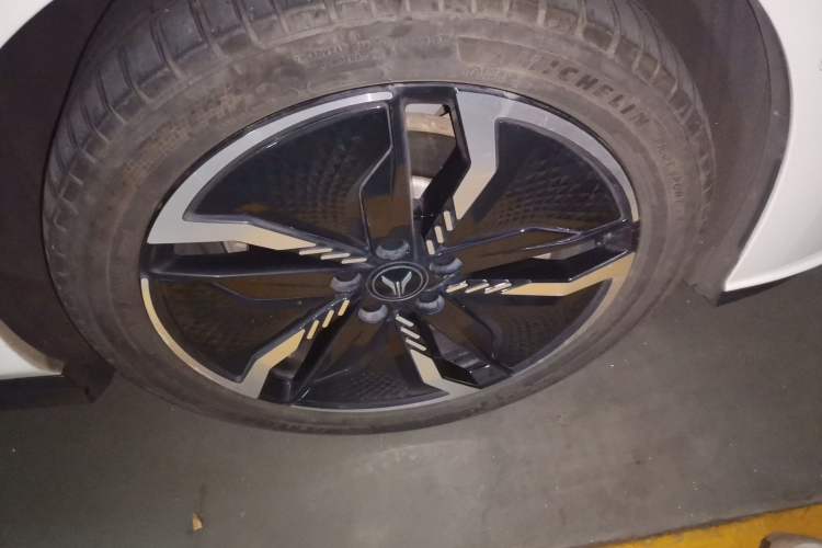 Used VOYAH PASSION 2023 Four-Wheel Drive Flagship Edition Right Front Wheel Hub