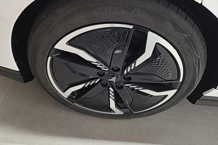 Used VOYAH PASSION 2023 Four-Wheel Drive Long-Range Version Right Rear Wheel Hub