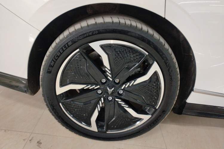 Used VOYAH PASSION 2023 Four-Wheel Drive Flagship Edition Right Rear Wheel Hub