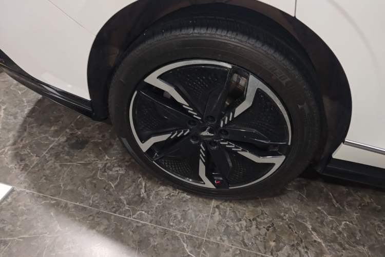 Used VOYAH PASSION 2023 Four-Wheel Drive Standard Edition Right Rear Wheel Hub