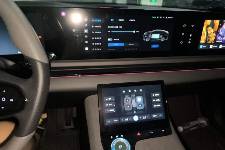 Used VOYAH PASSION 2024 PHEV Four-Wheel Drive Ultra-Long Range Executive Edition Audio And AC Panel