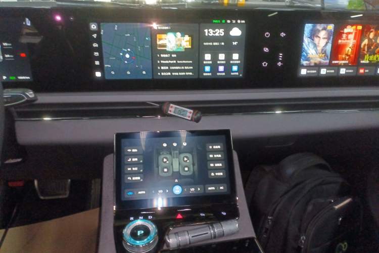 Used VOYAH PASSION 2024 PHEV Four-Wheel Drive Ultra-Long Range Flagship Model Audio And AC Panel