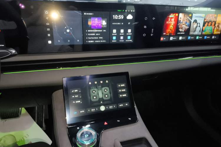 Used VOYAH PASSION 2024 PHEV Four-Wheel Drive Ultra-Long Range Executive Edition Audio And AC Panel