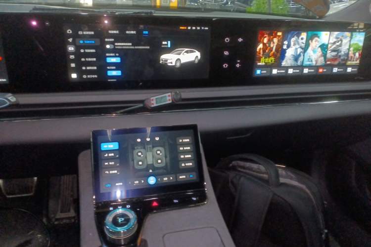 Used VOYAH PASSION 2024 PHEV Four-Wheel Drive Ultra-Long Range Flagship Model Audio And AC Panel