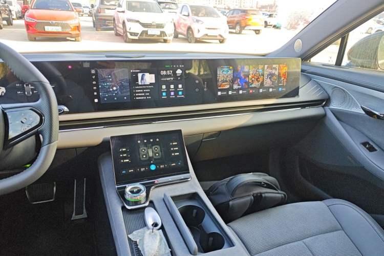 Used VOYAH PASSION 2024 PHEV Four-Wheel Drive Ultra-Long Range Executive Edition Audio And AC Panel