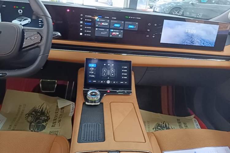 Used VOYAH PASSION 2024 PHEV Four-Wheel Drive Ultra-Long Range Flagship Model Audio And AC Panel