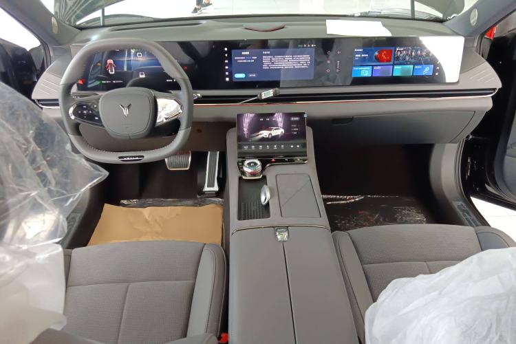 Used VOYAH PASSION 2024 PHEV Four-Wheel Drive Ultra-Long Range Flagship Model Center Console