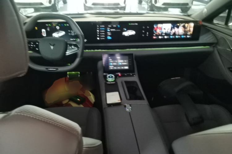 Used VOYAH PASSION 2024 PHEV Four-Wheel Drive Ultra-Long Range Flagship Model Center Console