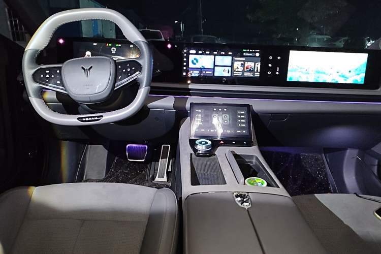 Used VOYAH PASSION 2024 PHEV Four-Wheel Drive Ultra-Long Range Flagship Model Center Console