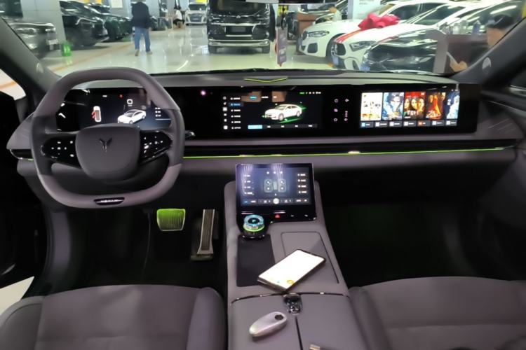 Used VOYAH PASSION 2024 PHEV Four-Wheel Drive Ultra-Long Range Flagship Model Center Console