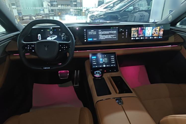 Used VOYAH PASSION 2024 PHEV Four-Wheel Drive Ultra-Long Range Flagship Model Center Console