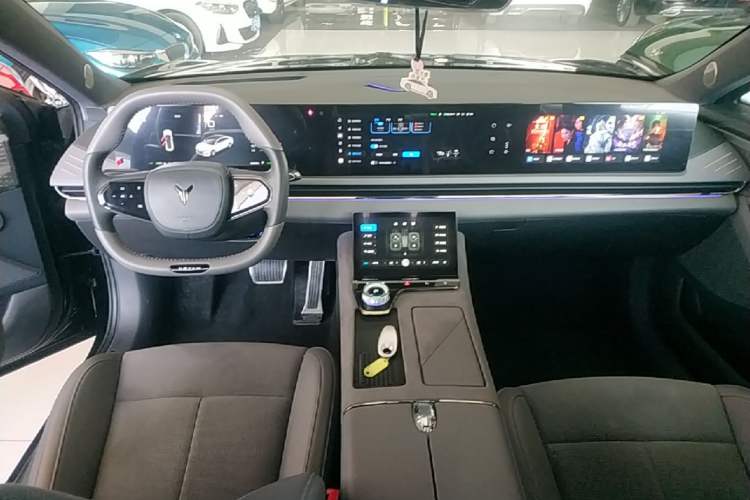 Used VOYAH PASSION 2024 PHEV Four-Wheel Drive Ultra-Long Range Flagship Model Center Console