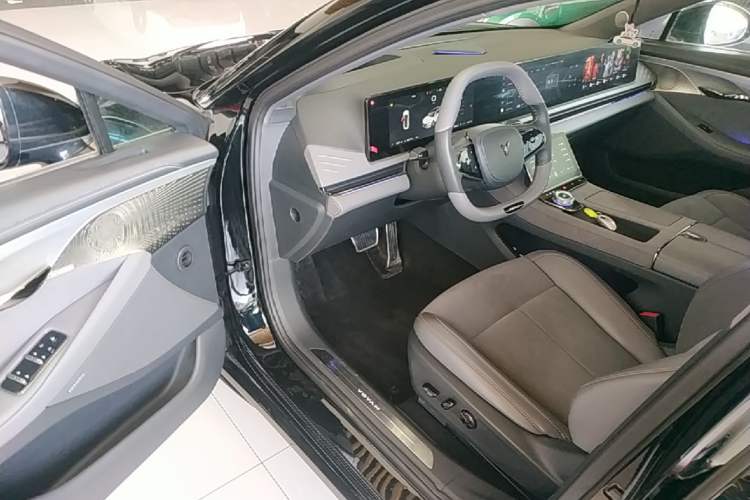 Used VOYAH PASSION 2024 PHEV Four-Wheel Drive Ultra-Long Range Flagship Model Driver Seat