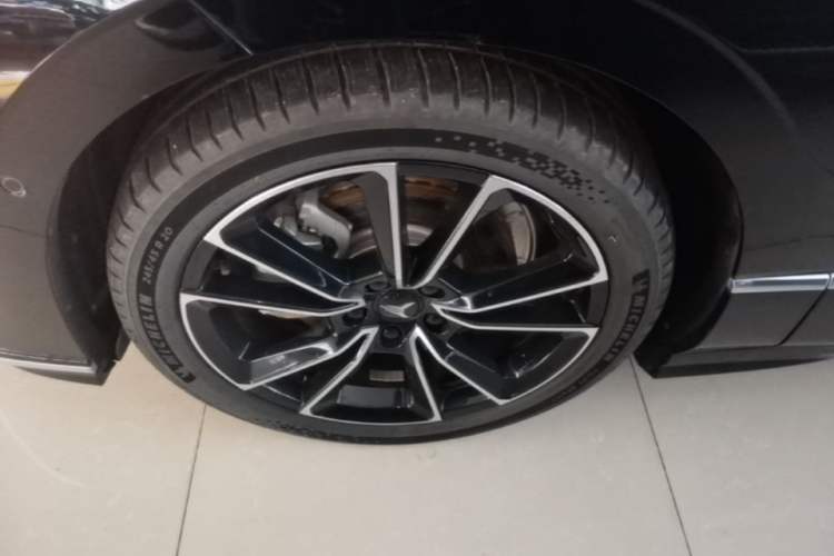 Used VOYAH PASSION 2024 PHEV Four-Wheel Drive Ultra-Long Range Flagship Model Exterior 4