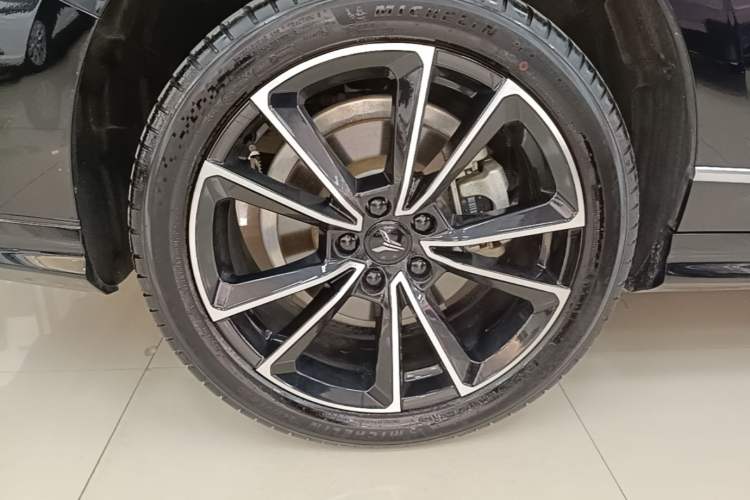 Used VOYAH PASSION 2024 PHEV Four-Wheel Drive Ultra-Long Range Flagship Model Exterior 5