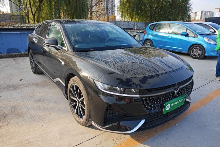 Used VOYAH PASSION 2024 PHEV Four-Wheel Drive Ultra-Long Range Executive Edition Front Right 45 Deg
