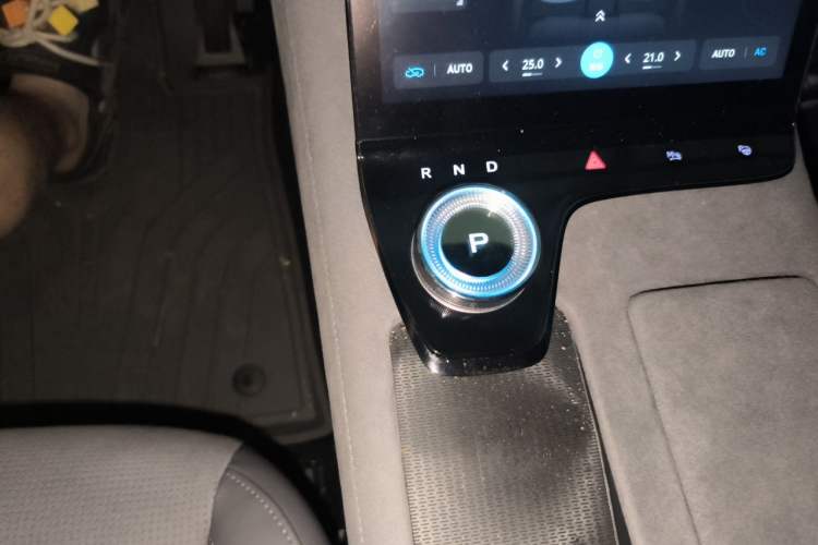 Used VOYAH PASSION 2024 PHEV Four-Wheel Drive Ultra-Long Range Executive Edition Gear Lever