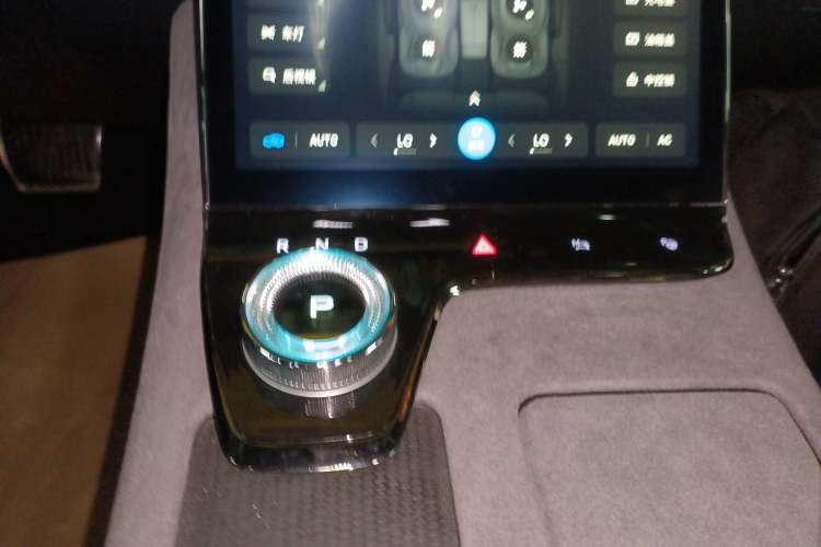 Used VOYAH PASSION 2024 PHEV Four-Wheel Drive Ultra-Long Range Flagship Model Gear Lever