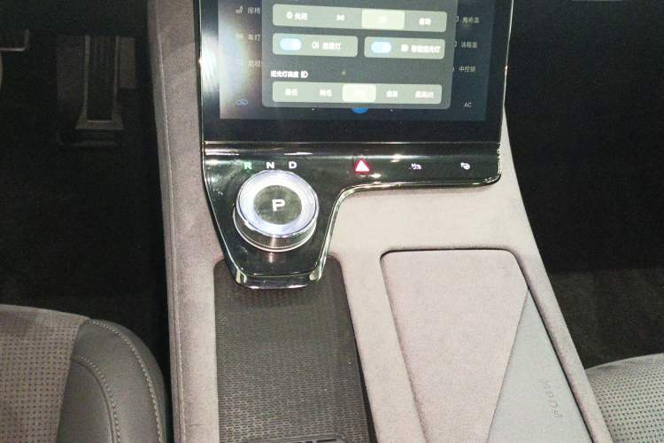 Used VOYAH PASSION 2024 PHEV Four-Wheel Drive Ultra-Long Range Flagship Model Gear Lever