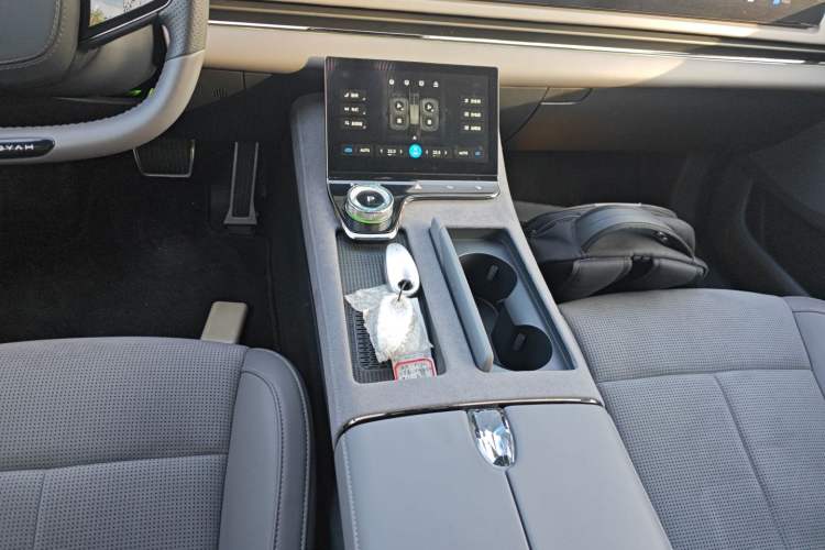 Used VOYAH PASSION 2024 PHEV Four-Wheel Drive Ultra-Long Range Executive Edition Gear Lever