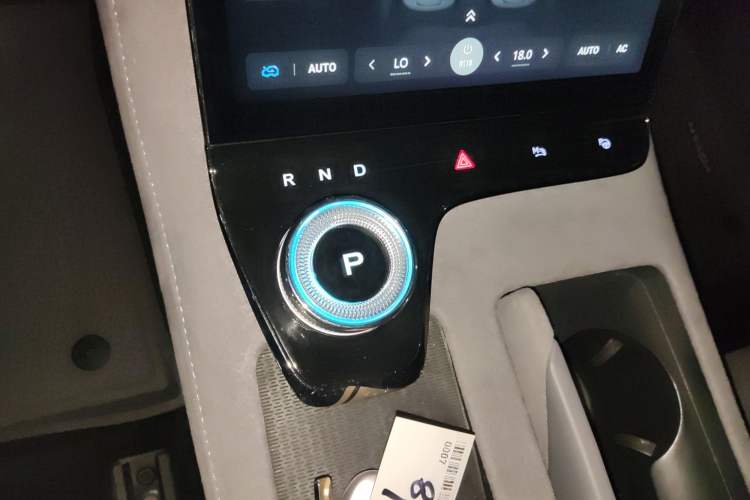 Used VOYAH PASSION 2024 PHEV Four-Wheel Drive Ultra-Long Range Flagship Model Gear Lever