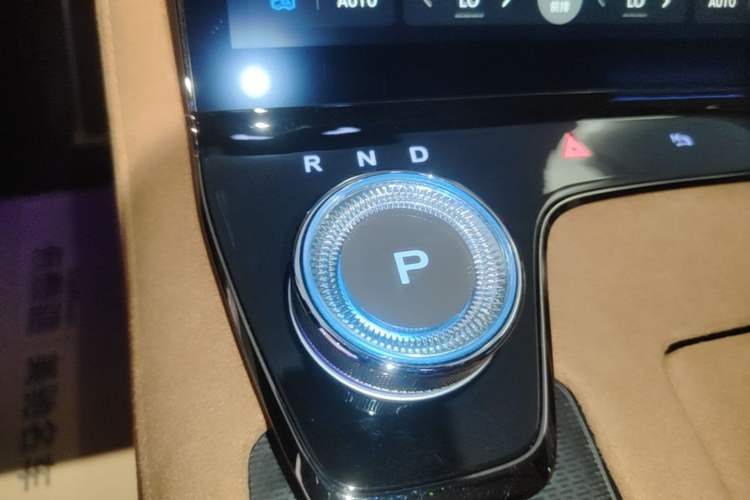 Used VOYAH PASSION 2024 PHEV Four-Wheel Drive Ultra-Long Range Flagship Model Gear Lever