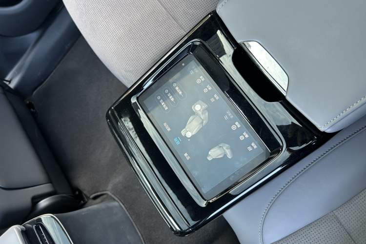 Used VOYAH PASSION 2024 PHEV Four-Wheel Drive Ultra-Long Range Flagship Model Interior 11