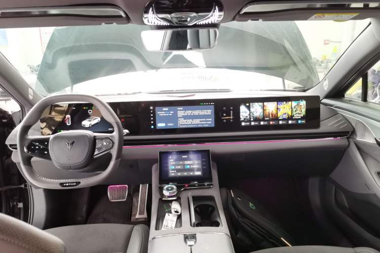 Used VOYAH PASSION 2024 PHEV Four-Wheel Drive Ultra-Long Range Flagship Model Interior 2
