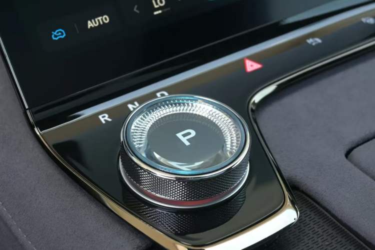Used VOYAH PASSION 2024 PHEV Four-Wheel Drive Ultra-Long Range Executive Edition Interior 2
