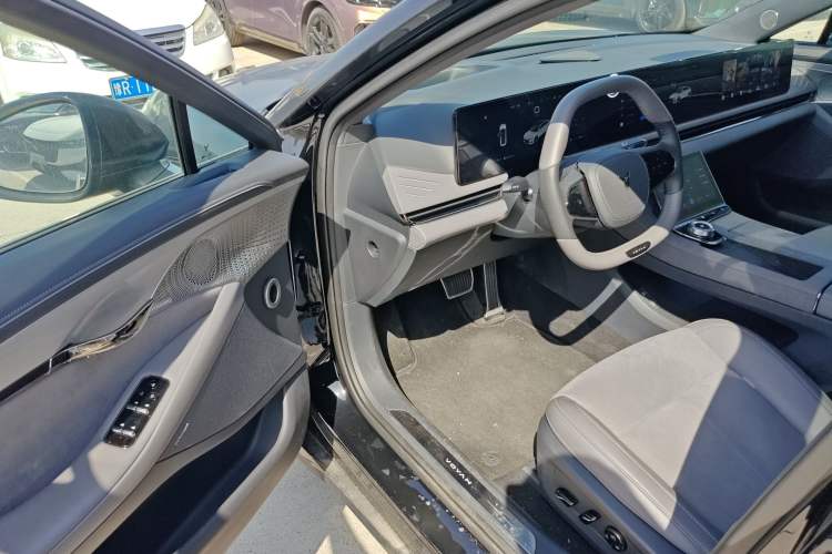 Used VOYAH PASSION 2024 PHEV Four-Wheel Drive Ultra-Long Range Flagship Model Interior 3