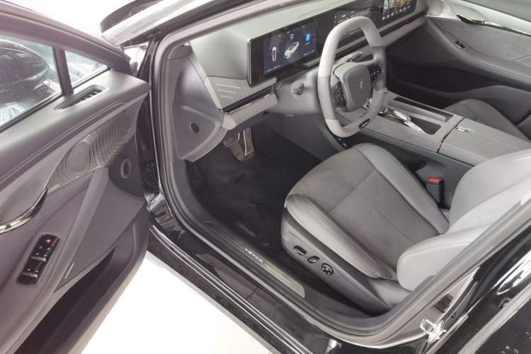 Used VOYAH PASSION 2024 PHEV Four-Wheel Drive Ultra-Long Range Flagship Model Interior 3